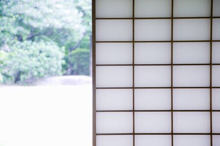 障子・すだれ・和紙ガラスの活用で柔らかな自然光をつくるアイデア