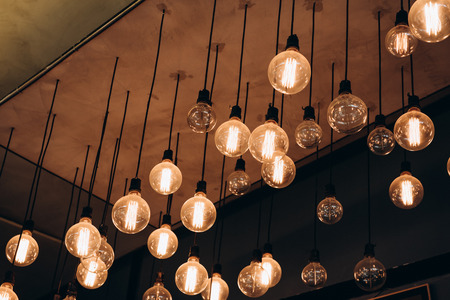 照明で雰囲気を変えるリビングルーム演出テクニック集